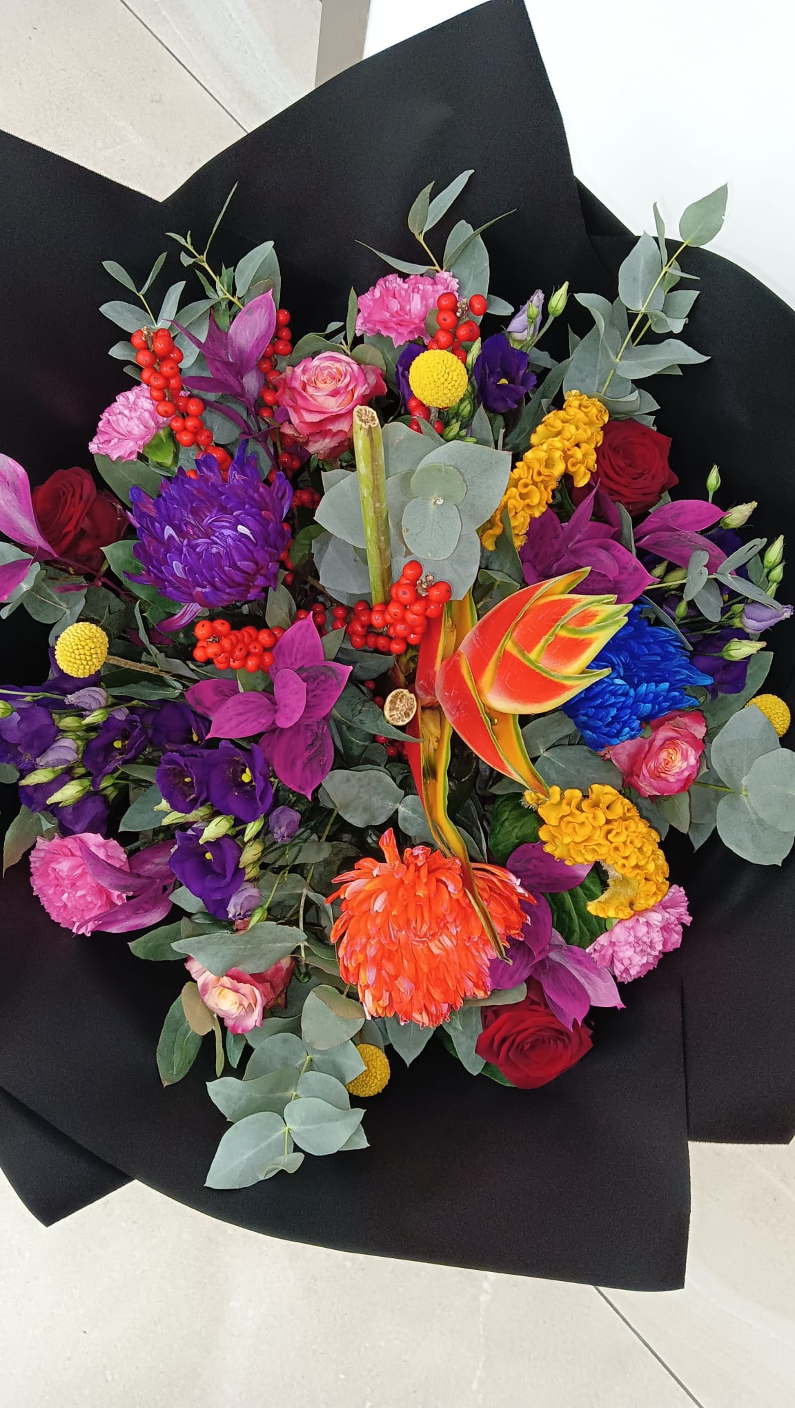 Goldene Nacht — Eleganter Abendstrauß mit tiefroten Rosen und goldenen Akzenten